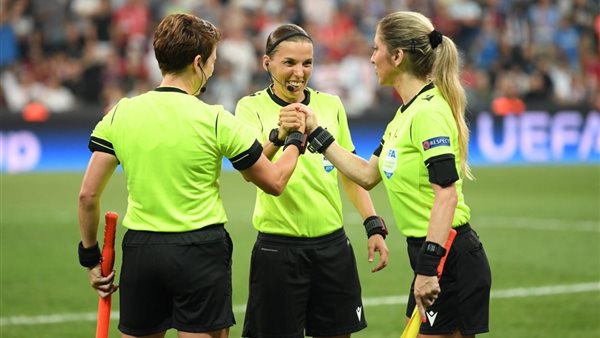 طاقم تحكيم نسائى