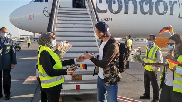 استقبال الطائرة بمطار