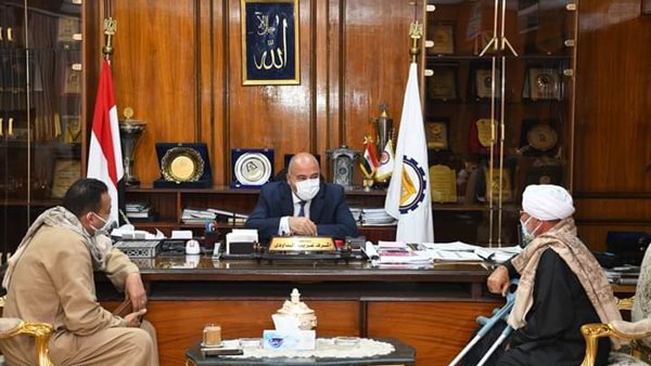 محافظ قنا يستقبل