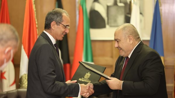 اثناء توقيع بروتوكول