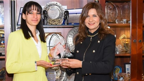 وزيرة الهجرة تهدى