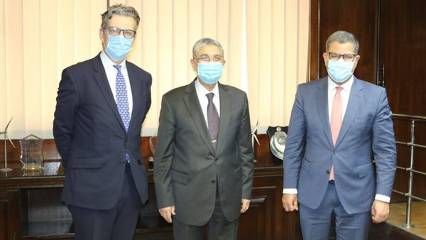 وزير الكهرباء خلال