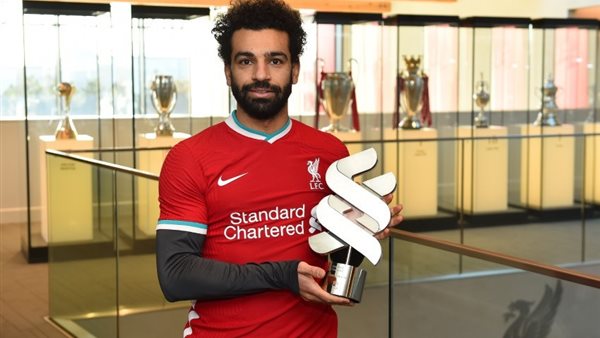 محمد صلاح يحمل جائزة