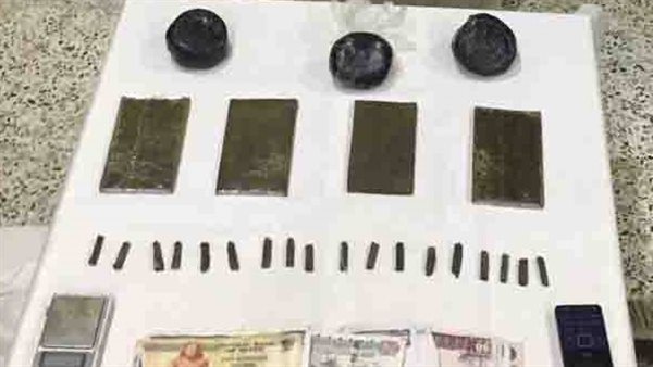 المتهم وجانب من المضبوطات