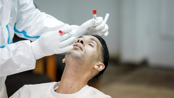 بدر بانون يجري المسحة