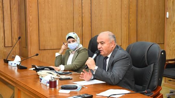 محافظ قنا خلال اللقاء