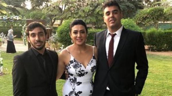 وفاء صادق وأبناءها