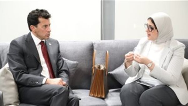 وزيرة الصحة ووزير