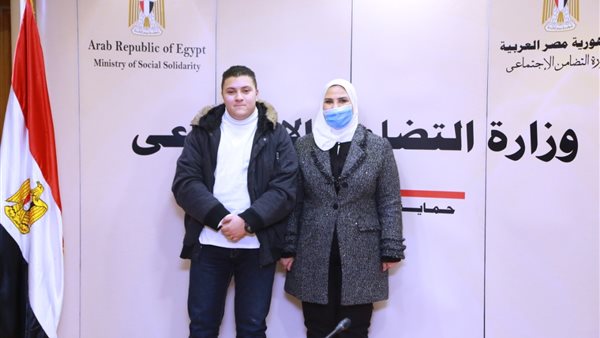 وزيرة التضامن وبطل