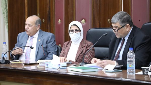 وزيرة الصحة خلال