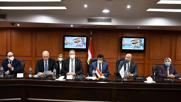 جانب من التوقيع 