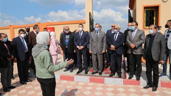 خلال افتتاح المدرسة