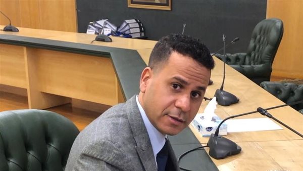 الكاتب الصحفي محمود