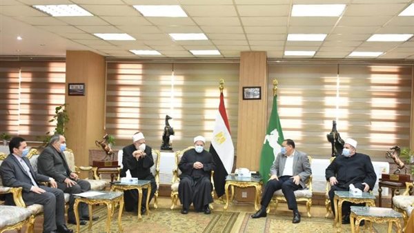 محافظ الشرقية مع