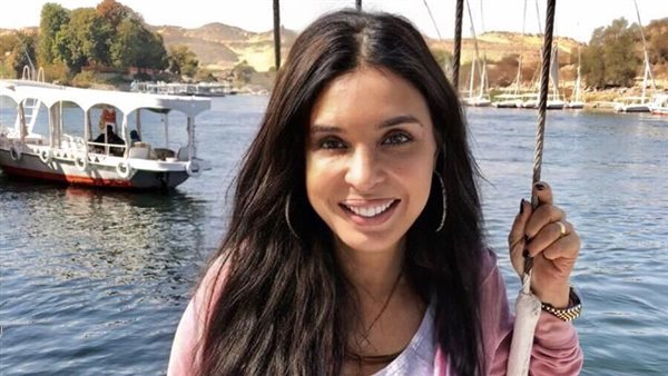 الفنانة دينا