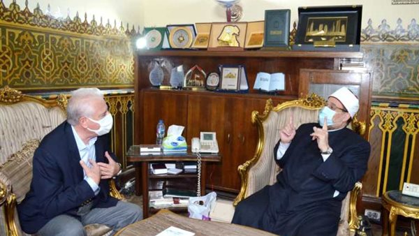 وزير الأوقاف مع محافظ
