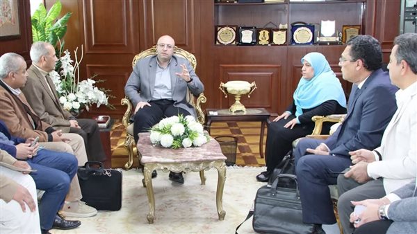 جانب من لقاء محافظ