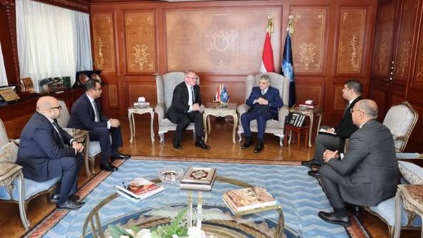  رئيس هيئة قناة السويس