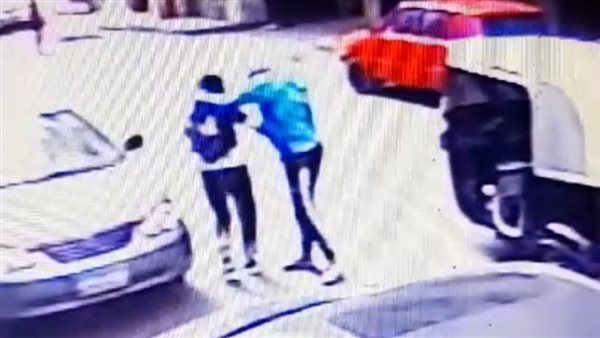 سائق توكتوك يتعدي