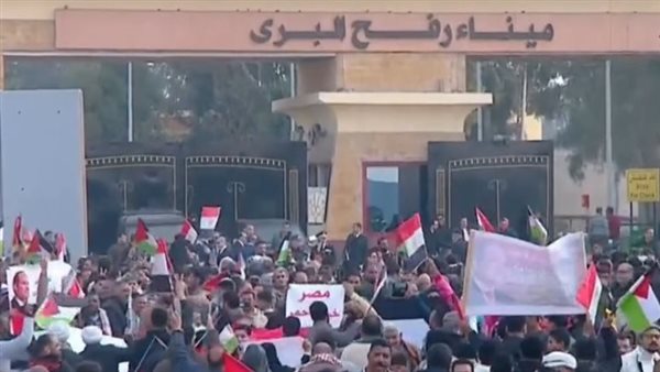 توافد المواطنين لمعبر