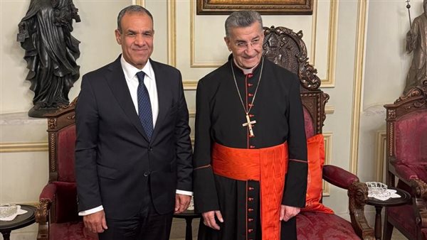 وزير الخارجية مع