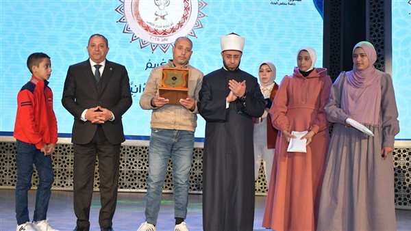 بدموع المحافظ ووزير