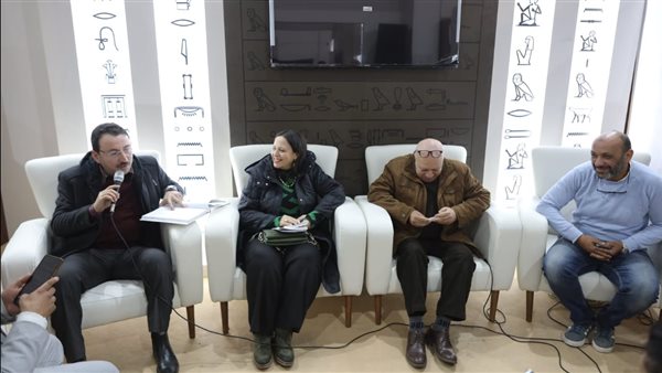 ندوة مناقشة كلب بخط