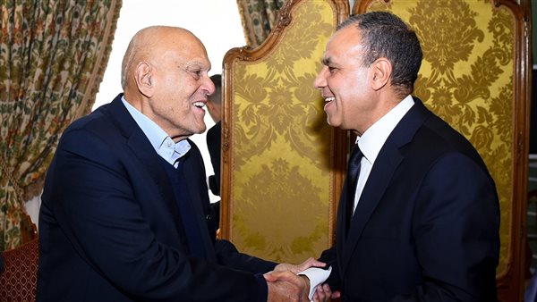 وزير الخارجية مع