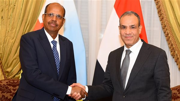 وزير الخارجية مع