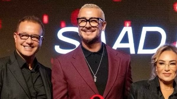 لمجرد يتوسط والدته