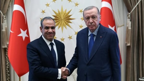 وزير الخارجية مع