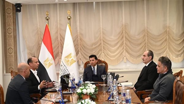 وزير الشباب خلال