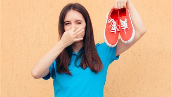 تخلصي من رائحة الحذاء