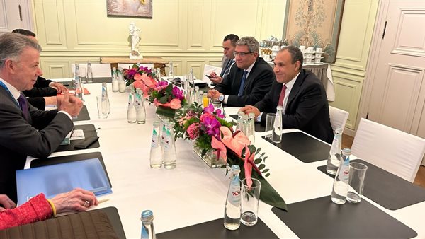 وزير الخارجية يجتمع