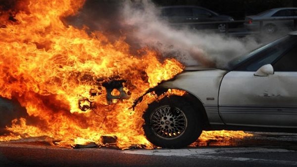 سيارة مشتعلة