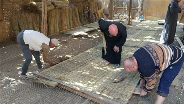 الرجال يصنعون الحصر