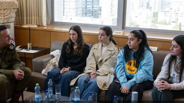 اجتماع الجنديات مع