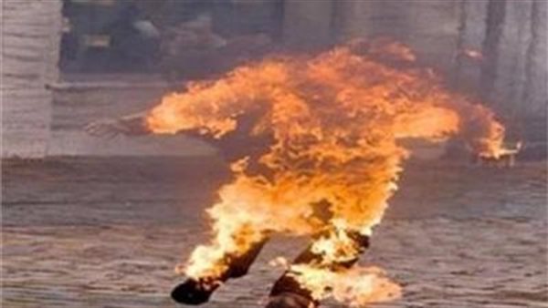 يشعل النيران في ابنته