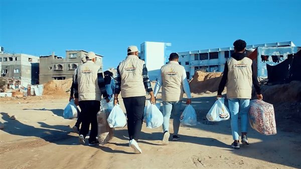 اللجنة المصرية توزع