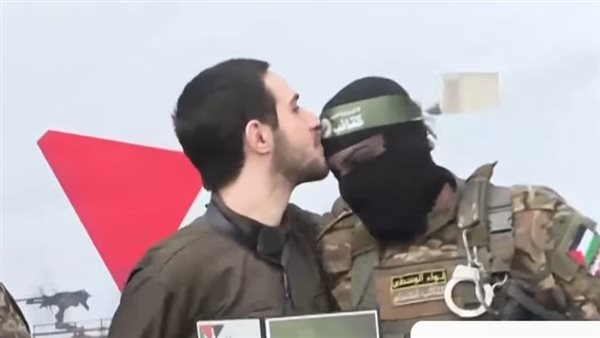 محتجز إسرائيلي يقبل