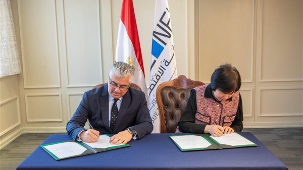 توقيع العقود 