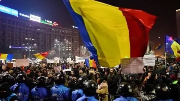 المحتجون أمام المبنى