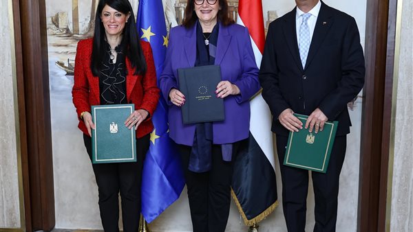 جانب من التوقيع