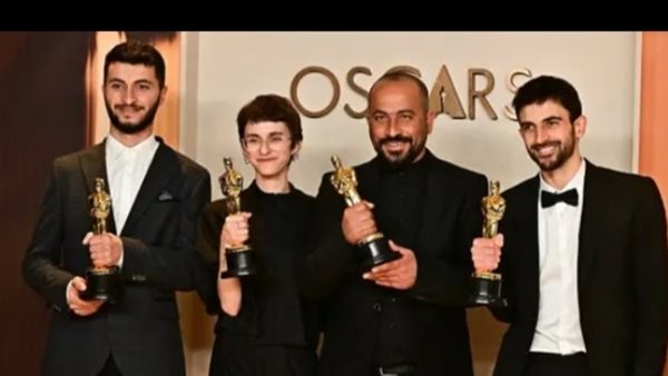 فوز فيلم لا أرض أخري