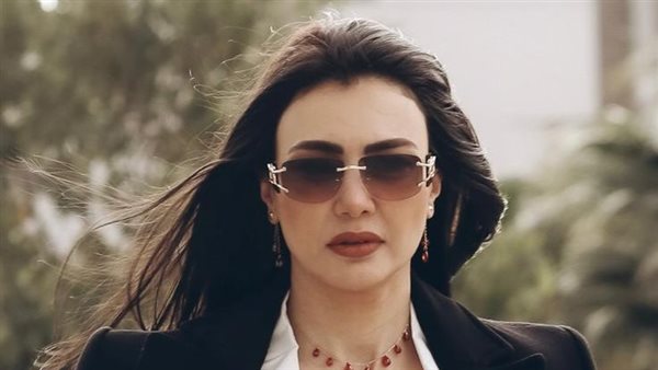 الفنانة دينا فؤاد