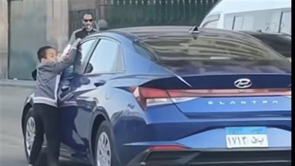 طفل متشبث بسيارة