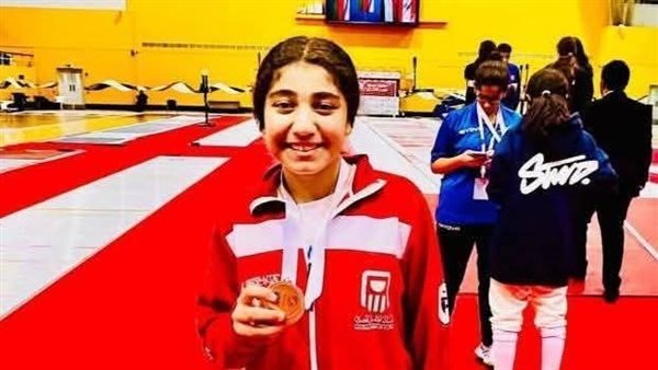 لاعبة السلاح