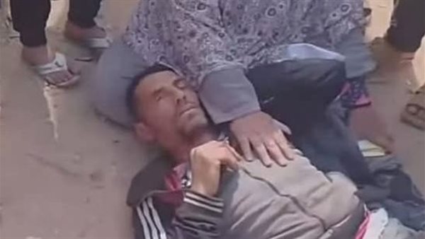 الرجل متعدي علي طفلة