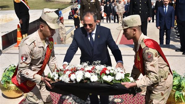 محافظ بورسعيد يضع