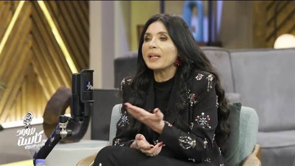 الفنانة دينا